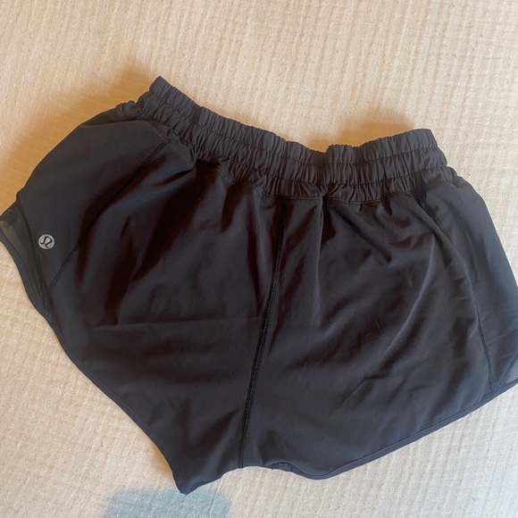 Lululemon Hotta Hot Short 2.5 length size 6 - Picture 4 of 4